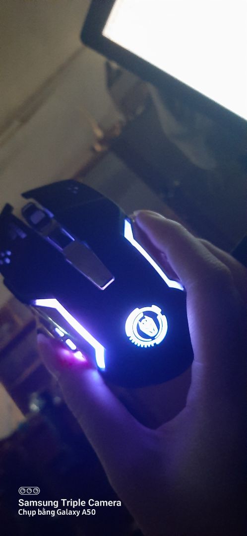 chuột sài tốt, siêu mượt, chuột nhẹ, sờ thì kiểu cảm thấy nhựa chứ không phải kiểu mềm mại như con chuột không dây mình mua chung.