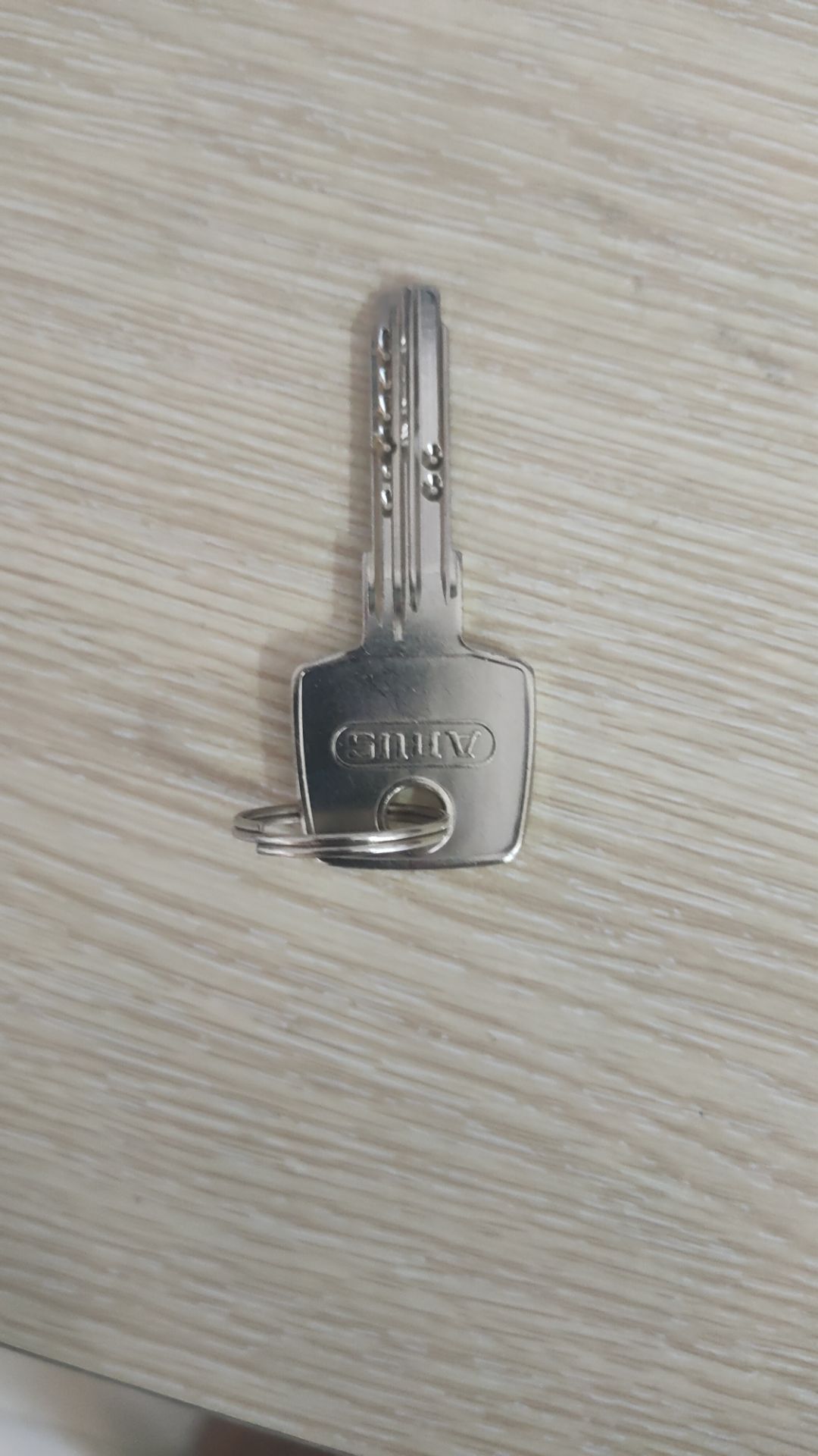 Ổ khoá nặng và đầm tay, nhìn rất đẹp và chất lượng, là loại ổ khoá bi và ngậm chìa. Độ bảo mật thì ko dám chắc vì mình xem trên Youtube thấy người ta mở ổ khoá này rất dễ, chỉ cần móc móc mấy cái là xong. Nên chắc là chỉ đối phó với dân nghiệp dư  đc thôi chứ nếu trúng dân chuyên nghiệp thì ổ khoá này coi như cũng vô dụng.