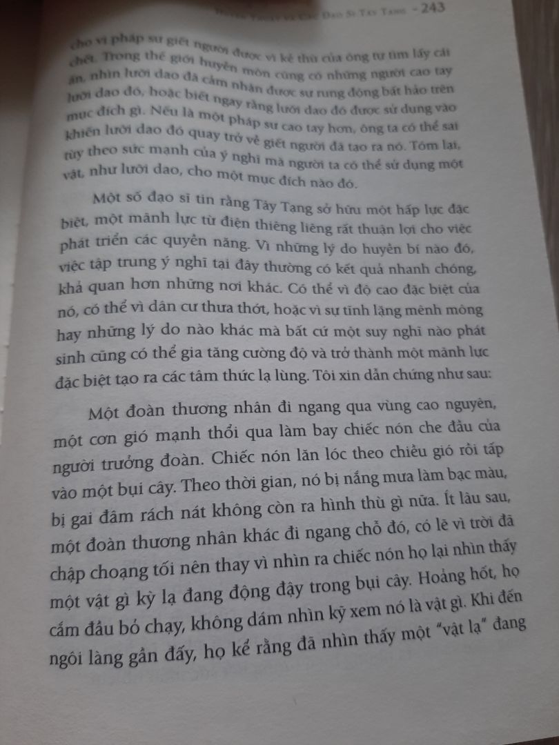 sách khá hay, tác giả Nguyên Phong dịch thì ý tứ nhẹ nhàng, sách nói về hành trình một người phụ nữ Châu Âu (Paris) người chuyên viết về tôn giáo Châu Á, ban đầu ở Ấn Độ và vì một sức mạnh vô hình hoặc sự tò mò về sự tâm tập, huyền thuật huyền bí ở Tây Tàng mà vượt rào cản Quốc gia để qua, bà trải nghiệm tu tập ẩn cư và hiểu được phần nào cảm thụ của một ẩn sĩ, bà tận mắt chứng kiến những bí thuật lạ lùng ở Tây Tạng, những triết lý, phái tu tập ở Tây Tạng, nhìn chung cuốn sách đối với người chưa tu tập đủ để cảm nhận, và biết thêm về cách người tu tập suy ngẫm, biết một ít về tôn giáo, tu luyện. chương 1,2 thì mình đọc thấy hơi nặng nề, chương 3 đọc thì hơi sợ (không nên đọc vào buổi tối), các chương sau màu sắc câu chuyện sáng hơn, vui vẻ hơn. hình mình chụp đa phần ở chương sau.