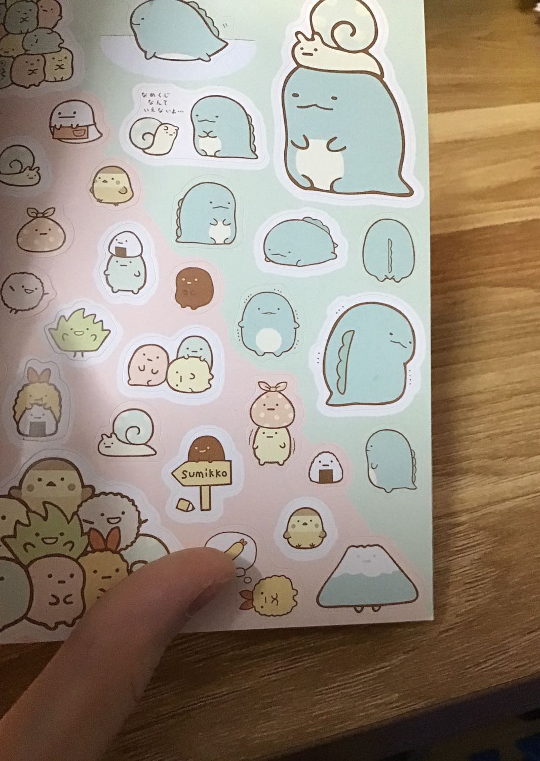Mình rất là ưng cái sổ sticker này. Sticker quá cuteeeee, không bị trùng, có nhiều kích cỡ khác nhau như mình chụp ở trên. Sổ nhỏ, gọn nên có thể đem đi chỗ nào cũng được. Về dịch vụ giao hàng của Tiki thì tuyệt vời, giao hàng nhanh và nhân viên giao hàng thì thân thiện lắm UwU