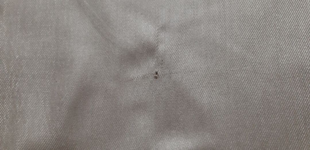 khăn sẽ rất đẹp nếu ko bị thủng lỗ này. len rất dễ bị rút chỉ ra luôn ạ :)