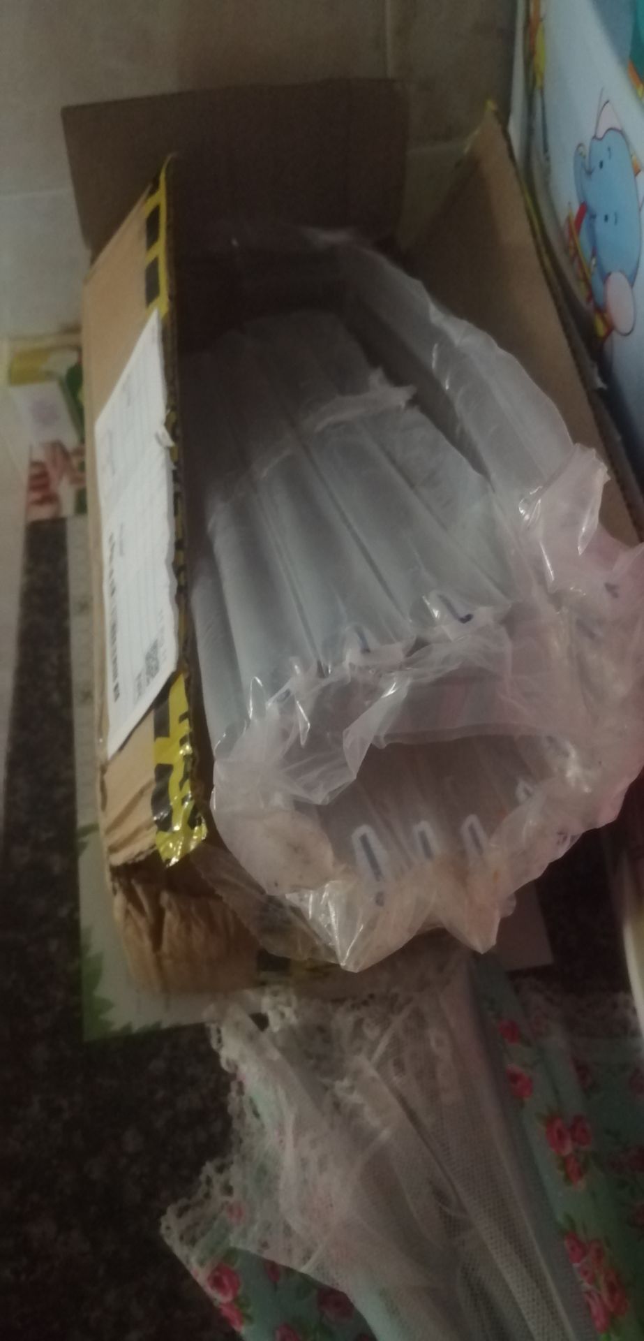 Hơi chán vì hàng bị bể. Thấy đóng gói kĩ lưỡng, túi chống sốc bao quanh chai trông khá an toàn. Cơ mà chả hiểu sao nắp chai có dấu hiệu bể và màng ni lông bọc quanh chai đã bị bóc (như ảnh). Hạn sử dụng thì 2026 mới hết hạn nhưng ko biết bị mở nắp như này thì để đc bao lâu @@