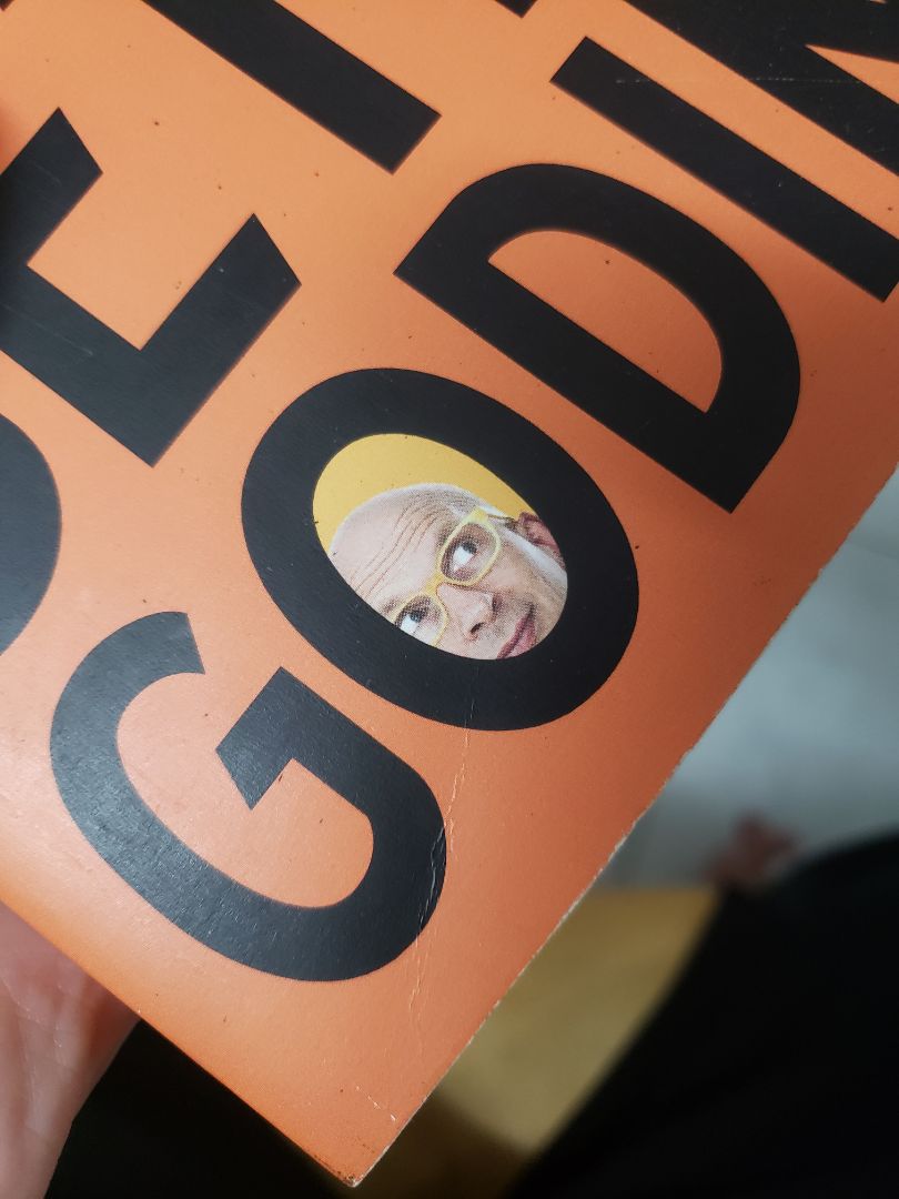 Không bàn tới nội dung vì mình rất thích tác giả Seth Godin và lối tư duy của ông. 
Tuy nhiên mình rất không hài lòng vì mình bỏ ra gần 300k để mua sách mới mà lúc khui hộp ra cuốn sách vừa quăn góc, vừa sờn mép, vừa rách bìa, vừa bụi bám vào trang sách và quan trọng là có 1 đường hằn ngay bìa, chứng tỏ có người mở ra xem luôn rồi.
Khách hàng mua sách mới với mong muốn mình là người đầu tiên mở nó ra xem, vậy mà Tiki giao cho tôi một cuốn sách trông như sách mua lại và có người đọc dùm tôi luôn rồi vậy??? 
Cảm thấy rất thiếu sự tôn trọng!

Đề nghị Tiki giao lại cho tôi 1 cuốn sách xứng đáng với số tiền tôi bỏ ra hơn!