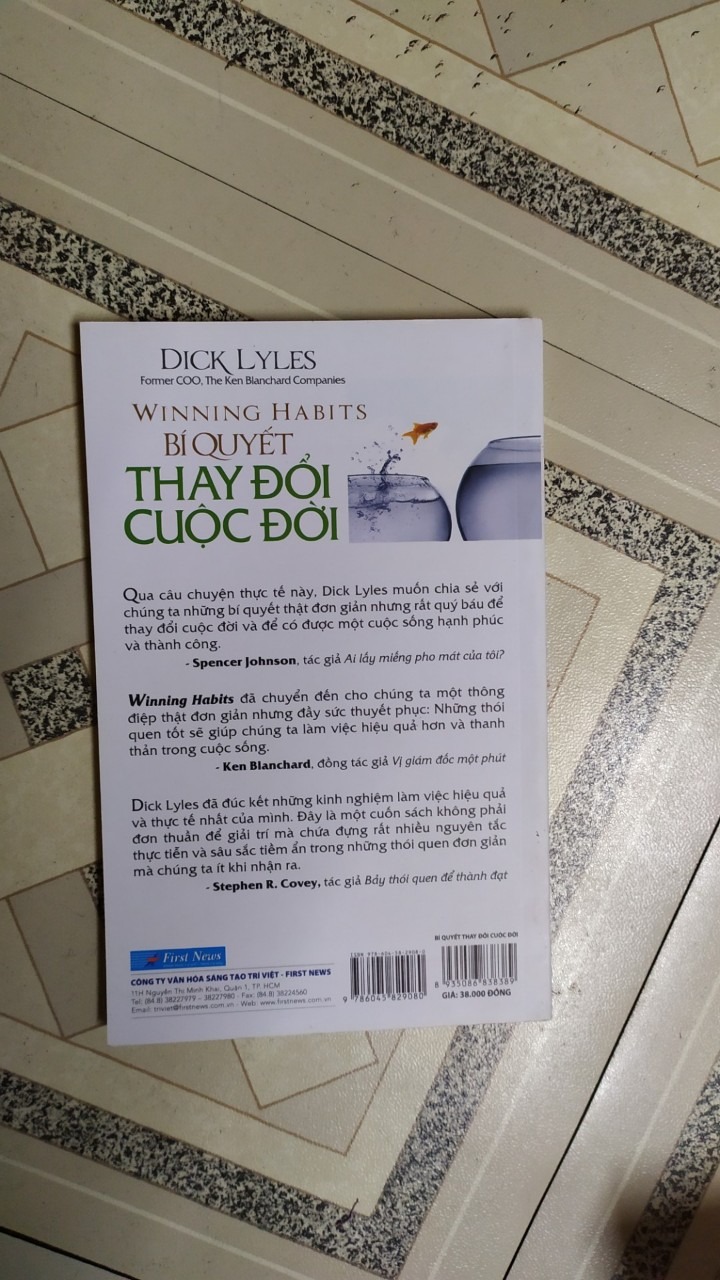 Nhận xét về hình thức của sản phẩm này là bìa  đẹp, chất lượng giấy không  tốt, mực in rõ. Tiki giao hàng nhanh, Sách nhỏ nên nhanh hoàn thành, dễ đọc