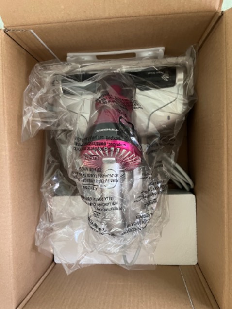 Máy đẹp nhưng kêu khá to khi hút, chỉ hút được bụi mịn, chưa thấy hút được tóc và các loại khác, do hút mạnh nên máy sẽ xoắn drap giường bằng vati lụa. Máy nóng khi hút 1 drap giường 1m6x2m.mọi nguòi có thể xem video để tham khảo tiếng ồn.