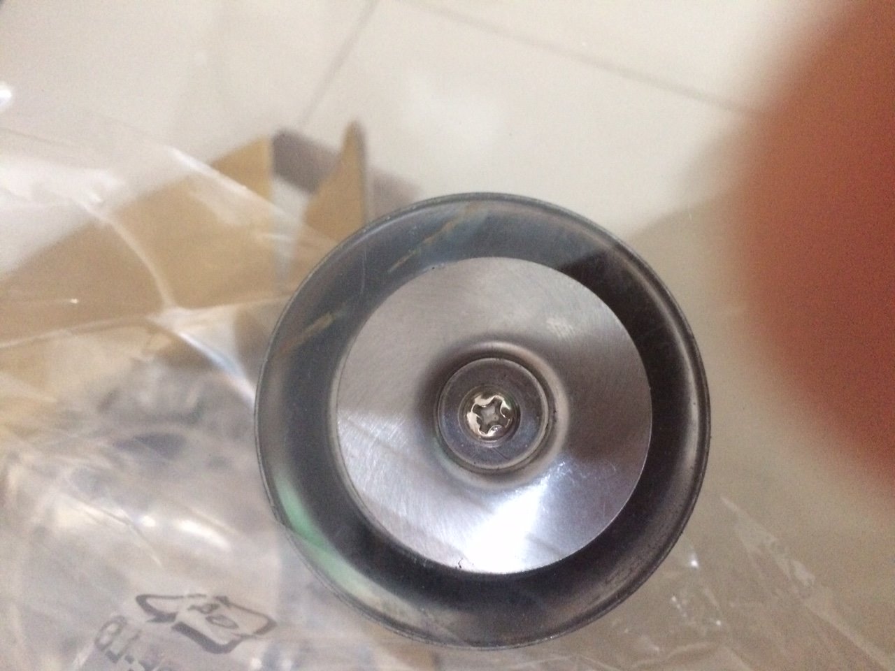 vết hàng quai thủng nồi, nồ bị vết bẩn, nắp nồi bị rỉ xét. Đề nghị Tki hỗ trợ đổi hàng mới