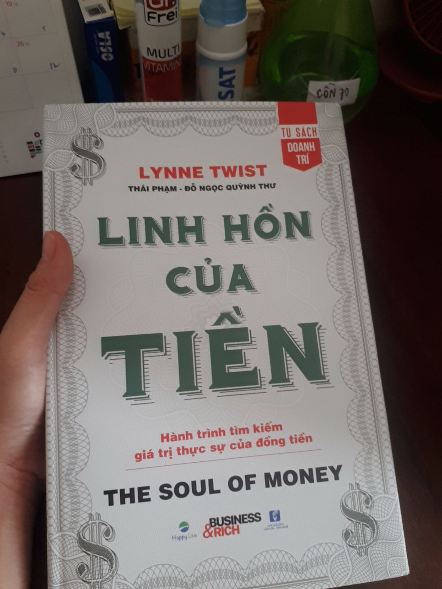 Sách đẹp, Tiki giao hàng nhanh. Mình được offer từ tủ sách Happy Live, nên sắm nhưng thật sự vẫn chưa đọc hết, đọc lẻ tẻ vài chương quan tâm, và mỗi thời điểm đọc mình lại cảm nhận một thế giới quan khác nhau, nói chung, đáng để bạn bổ sung vào tủ sách của mình.