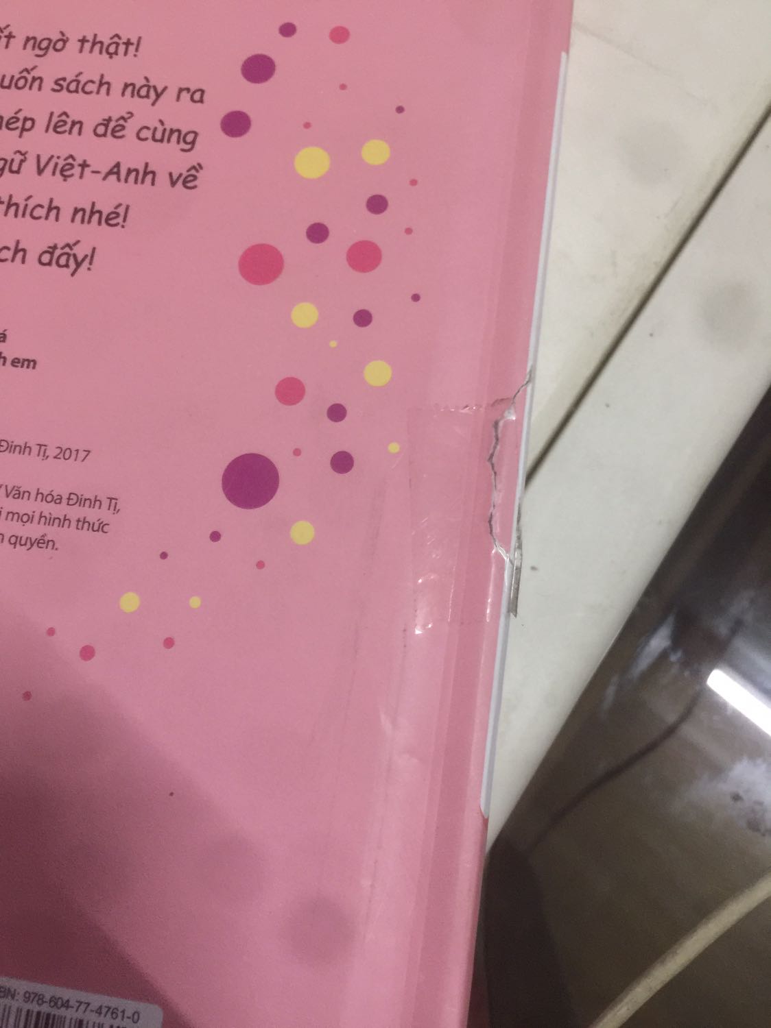 Hàng bị rách dán băng keo lại giao cho khách. Bán hàng không có tâm. Dù giảm giá nhưng cũng không phải mua với giá sách bị rách như vậy