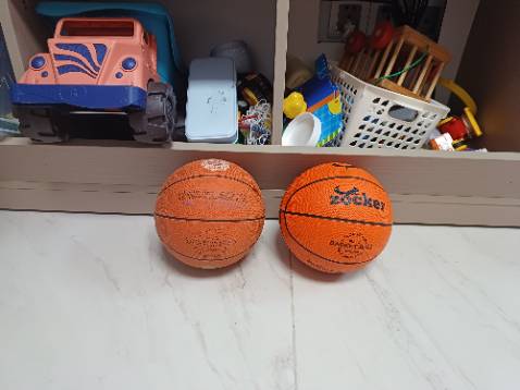 Khó chơi lắm. Bóng đá banh nhựa/nylon còn tạm. Chứ bóng rổ mà chất liệu này thì không ưa. Nghe với cầm khó chịu lắm.