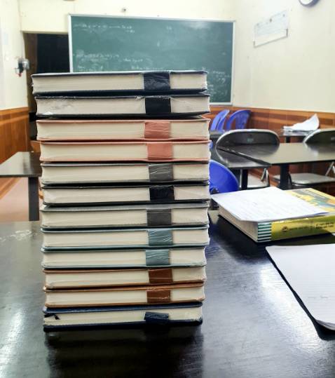 Nói chung khá ổn, dày dặn, chất giấy đẹp. Shop đóng gói rất cẩn thận. Nhưng không có bút như hình. Mình mua thưởng cho học sinh nên nhiều bạn hụt hẫng 😂🤣