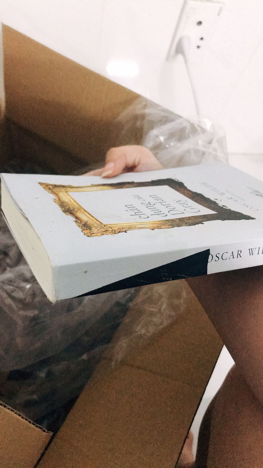 Mình có đặt 1 đơn gồm 1 cuốn sách và hộp đựng thuỷ tinh. Lúc nhận hàng thì thùng giấy đựng đã ướt hết và rã ra. Bên trong may mà hũ thuỷ tinh không sao nhưng cuốn sách bị hư hại nặng. Sách bị ướt hết, bìa vênh và gáy sách bị móp gãy, bên trong thì giấy ẩm hết cả. Mình cần Tiki đổi lại cho mình một cuốn khác nguyên vẹn hơn ạ :(((