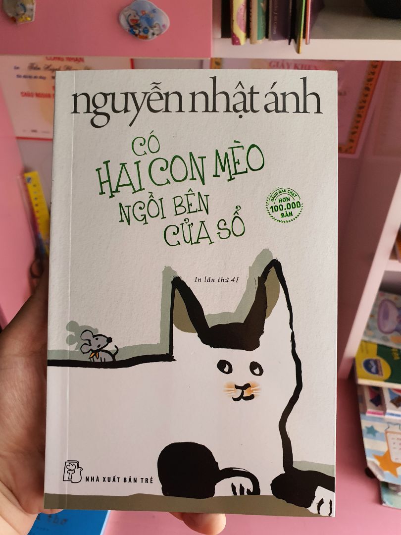 Sách mới tinh, ko bị móp méo gì hết. Mình mua gói Tikinow nên giao thần tốc luôn nha. Có tặng cuốn sổ, mà nó nhỏ và mỏng à.