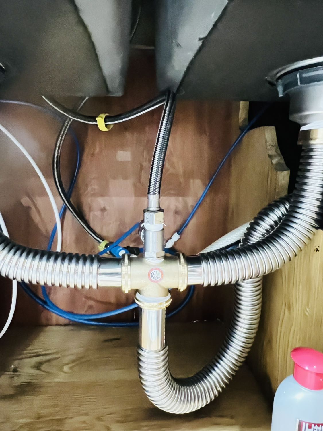 Sản phẩm ổn, lắp đặt dễ dàng. Các cạnh hơi sắc nên khi lắp đã bị đứt tay, hhhh. Nói chung là ổn