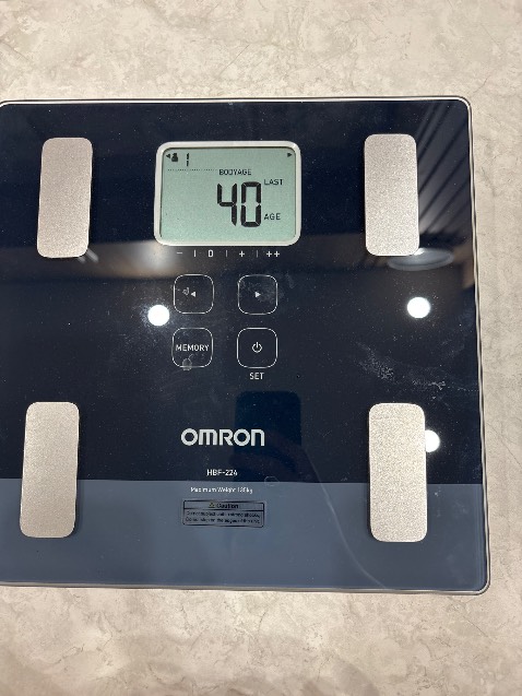 Đo kết quả hoàn toàn không chính xác. Mục tiêu mua máy để đo % mỡ (fat), cơ (muscle), calo tiêu thụ, ước tính tuổi nhưng chỉ sổ đo cho 4 profile đều lung tung. 
Chỉ số thì đẹp không tưởng (mỡ thấp, cơ cao so với thực tế), nhưng chỉ số mỡ nội tạng và tuổi sinh học lại cao bất ngờ
Đã đối chiếu với các máy chuyên dụng với các phòng gym.
Yêu cầu trả hàng, hoàn tiền