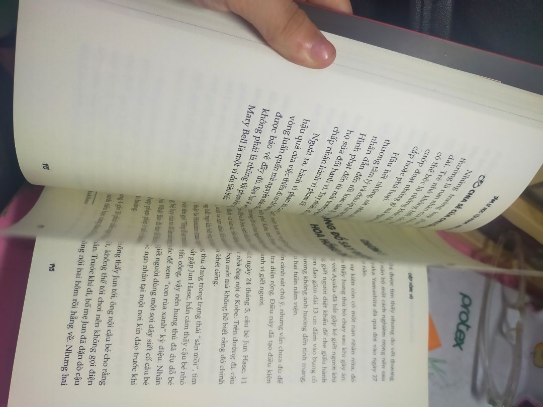 Giao hàng nhanh, bìa đẹp, có đủ bookmart, mình chưa đọc nên cũng chưa rõ nội dung
Sách có vẻ không được mới, ý mình là bìa còn xước nhiều chỗ, cả bookmark cũng vậy, giống với mấy cuốn ở nhà sách, theo mình thì mấy chi tiết này cũng không sao cả nhưng quyển này mình đặt cho bạn mình, khi sách không đạt yêu cầu lắm thì cũng có thể mất uy tín của mình nên mình sẽ đánh giá hơi khó một xí là 4 sao nha