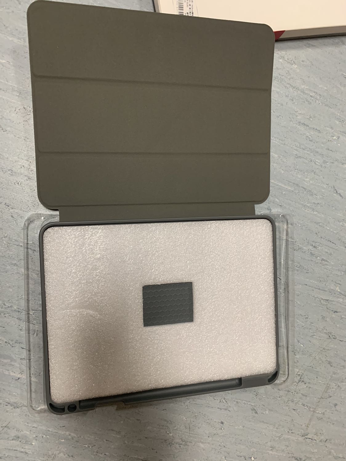 sản phẩm rất ổn, có điều trông có vẻ ốp máy hơi lỏng lẻo, ko hiểu vì s