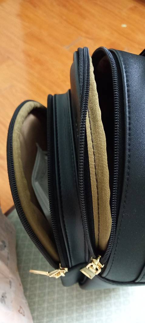 Balo may cẩn thận, chắc chắn. So với giá tiền ok.
Điểm trừ duy nhất là phần may khóa, nó cứ lòi vải (màu vàng trong hình) ra ngoài, nên ko thể kéo trơn được, cứ phải lấy tay đẩy vào mới kéo đc khóa.
Mong shop lưu ý khắc phục cho loại khác.
Mình định mua balo nam cho con mang đi học mà đắt, nếu giảm giá thêm mình sẽ vào mua thêm balo nam hihi