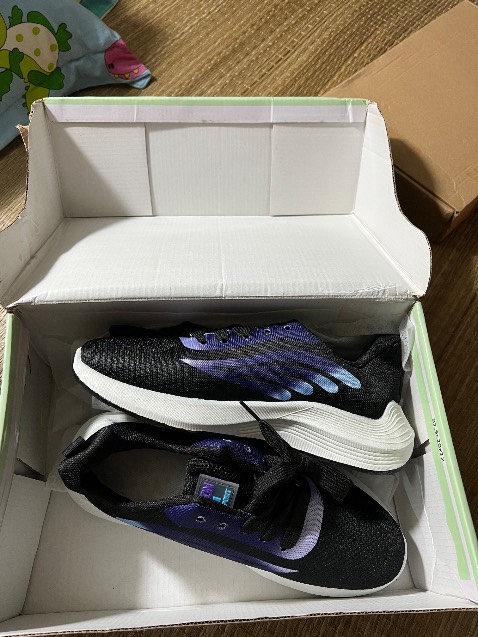 Giày rất mỏng, phần keo dán ở mũi giày cộm lên rất cứng gây đau chân, đế trơn trượt gây khó khăn khi di chuyển. Mình phải mang giày mỗi ngày và di chuyển suốt 8 tiếng trên sàn gạch trơn, khi đi cứ phải cố bám lấy sàn để khỏi ngã khiến chân cực kỳ mỏi, có lần còn bị chuột rút. Dùng đi trên đường nhựa hoặc đường đất sẽ đỡ trơn hơn nhưng cũng không êm chân lắm.