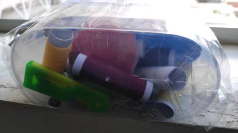 hộp kim chỉ có giá ba muoi bảy ngàn đồng 37.000 đ (đã bao gồm phí vận chuyển)