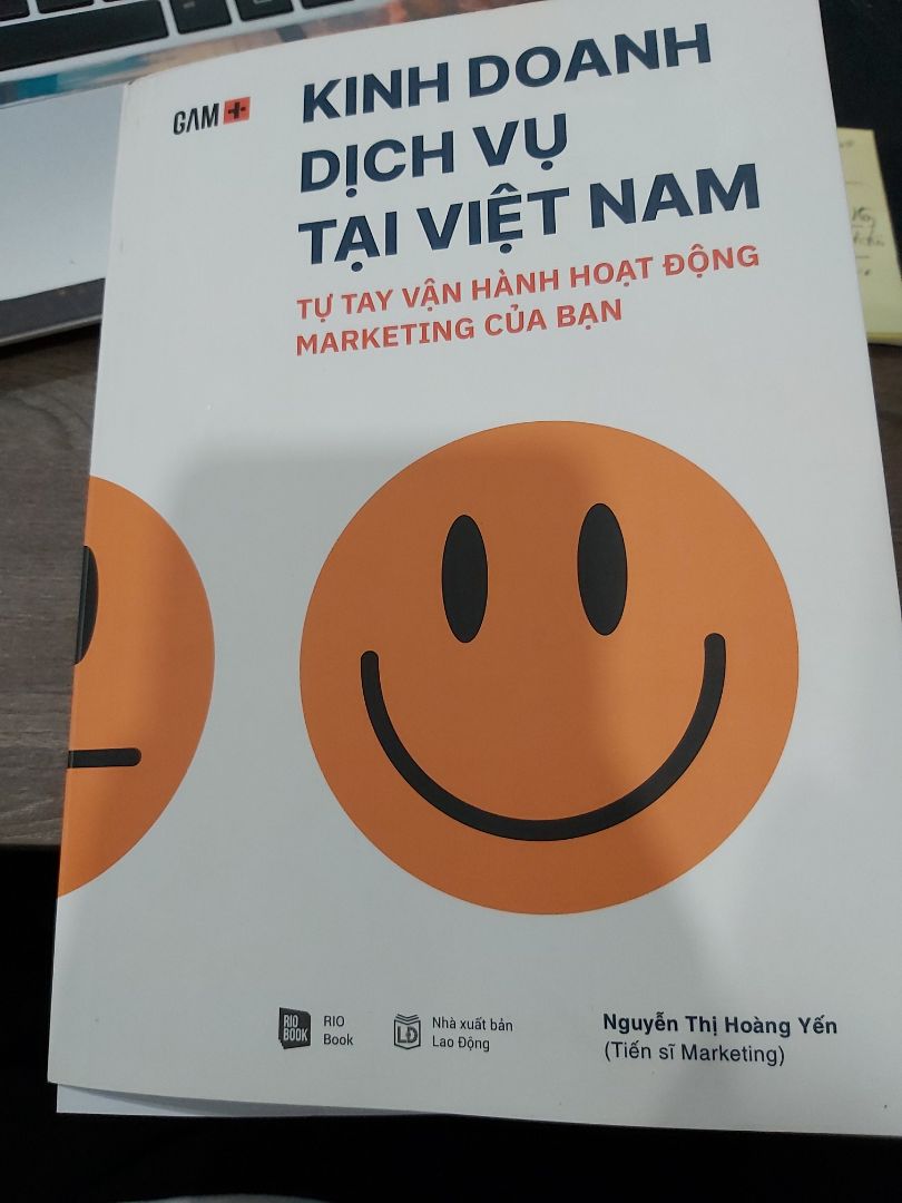 sách hay, nội dung logic, trình bày dễ hiểu và có case đi kèm . thực sự mình là 1 ng kén chọn khi tìm sách đọc nhất là sách của các tác giả Việt Nam nhưng khi cầm trên tay cuốn sách này mình đã thực sự bất ngờ.  
cuốn sách đem lại cho mình 1 cái nhìn mới, cách tư duy khi muốn bán một thứ gì đó cho khách hàng nhất là sản phẩm của mình lại là dịch vụ - một thứ vô hình.  
highly recommend cho ai định kinh doanh các loại hình dịch vụ như nhà hàng hoặc quán cafe.....