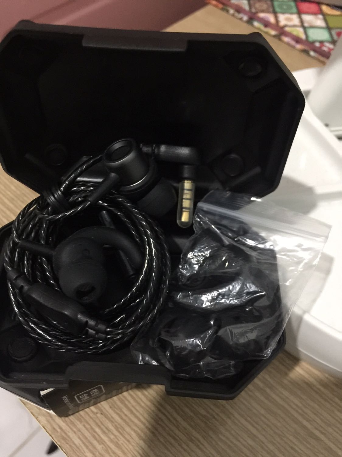 Tai nghe rất đẹp và chắc chăn, âm lượng tốt. Tôi rất hài lòng về sp