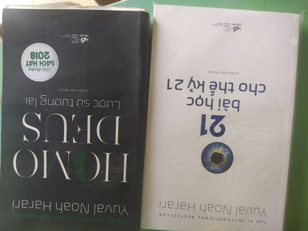 Tôi rất không hài long, tôi mua hai quyển homo deus và 21 bài học cho thế kỉ 21 thì chỉ có một cuốn được bọc đàng hoàng, còn cuốn kia giống như đã được sử dụng nhiều lần rồi còn bị ướt đã vậy cái bìa cứng thì bị rơi ra. Không chỉ vậy cái bìa bọc hai quyển thì bị rách tơi tả khiến tôi cầm vô có vẻ khó chịu. Tôi mong shop hãy khắc phục và tôi chỉ mong shop hãy đổi lại cuốn homo deus mới sạch sẽ cho tôi