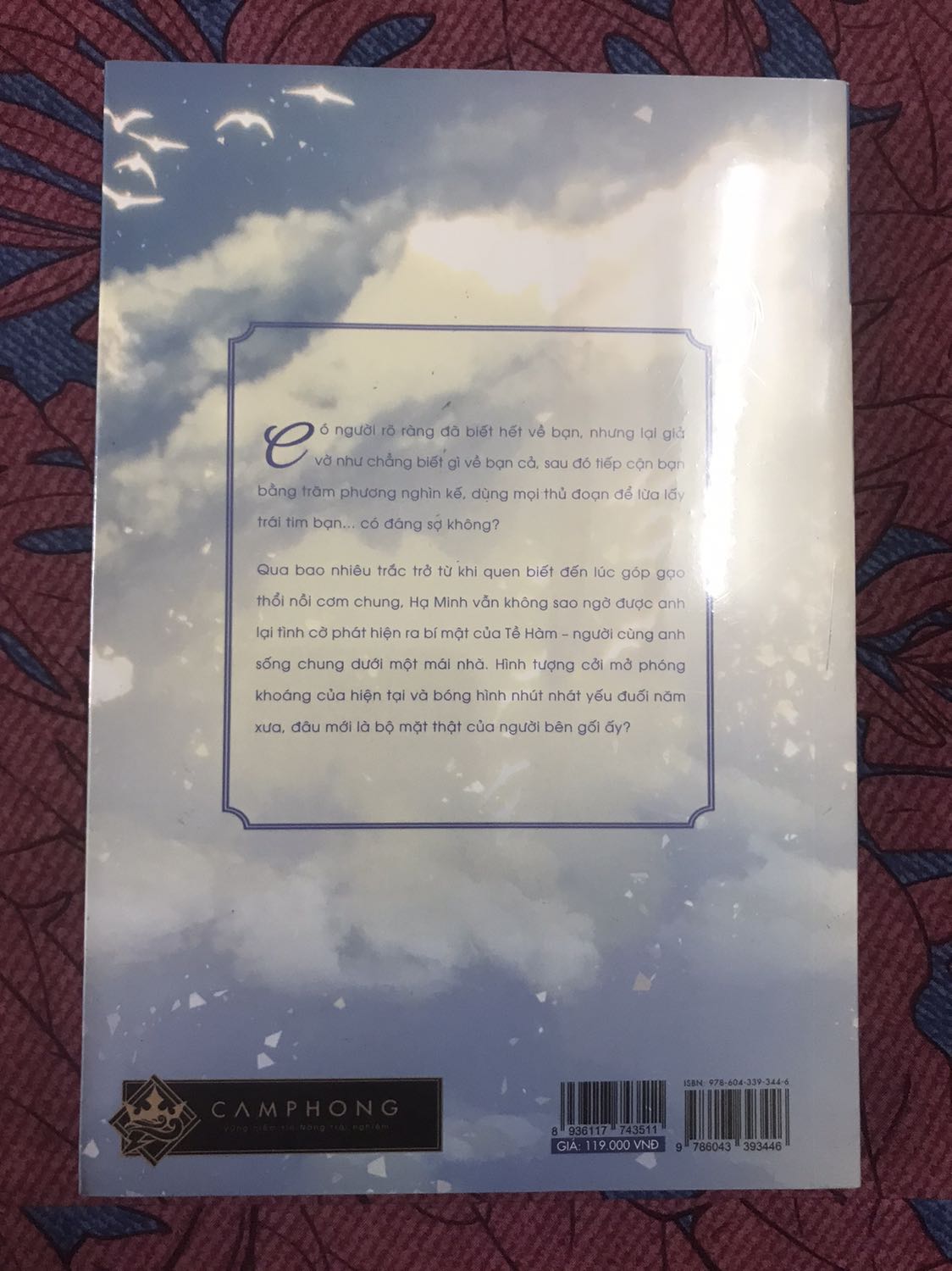 Mình mua chung với mấy cuốn khác mà cuốn nào cũng có bọc nhựa bên ngoài nên mình rất yên tâm. Anh Tiki giao hàng rất dễ thương và nhanh chóng. Sách đang sale nhẹ mà mình có coupon nên hốt luôn.