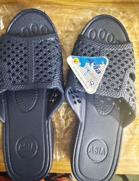 Hàng chính hãng, dép nhẹ với chống trơn tốt, nhưng mà bị mùi nhựa rửa 2 lần mới bớt. Màu rất đẹp. Mua lần 3 đôi để dành xài dần. Mua Tiki đc áp mã tính ra rẻ