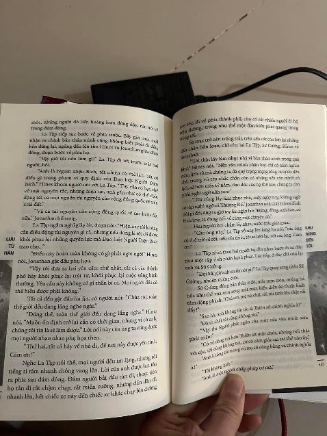 Cốt truyện hấp dẫn. Lôi cuốn người đọc. Kiến thức về khoa học của tác giả trong sách khá là khủng khiếp. Một cuốn sách hay rất đáng đọc