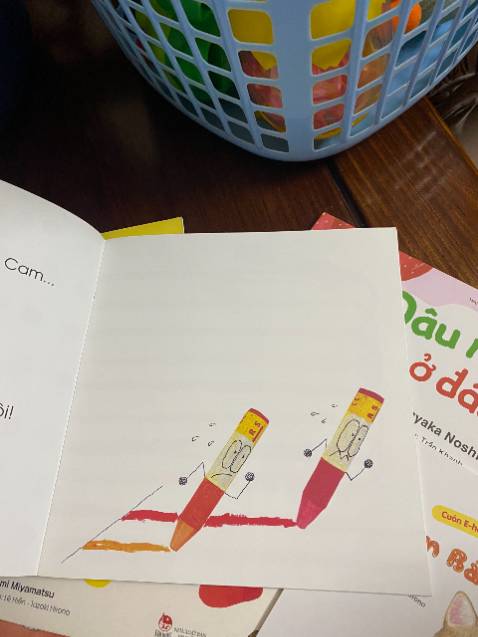 bạn em thích tô tô vẽ vẽ với màu chì màu sắp này hơn, kể cả có tô vào sách cũng ko vấn đề j