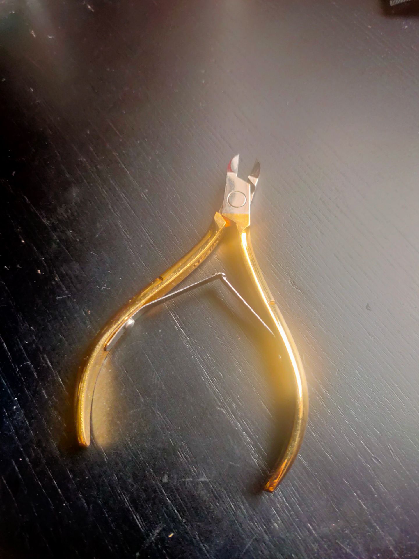 hàng giống trong hình, kềm cứng cáp, cầm khá nặng tay, cắt ổn, chính xác giao hàng hơi chậm, sử dụng cũng được hơn 2 tháng vẫn thấy ổn.