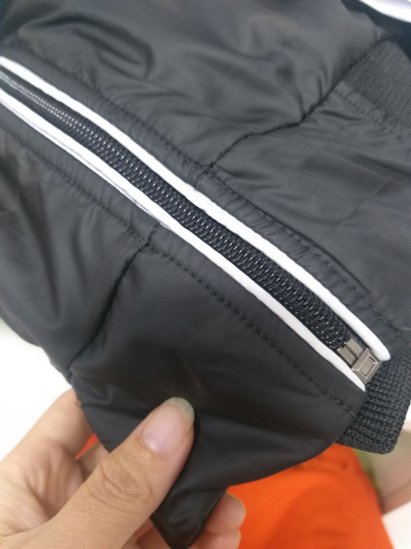 Rất là ưng luôn,giao hàng đúng hẹn nữa, sẽ đặt mua thêm 1 cái nữa, thử đổ 1 ít nước thì thấy ko thấm vô trong, ko biết mưa to thì có thấm ko nữa, nhưng nói chung là ko thể chê vào đâu ý