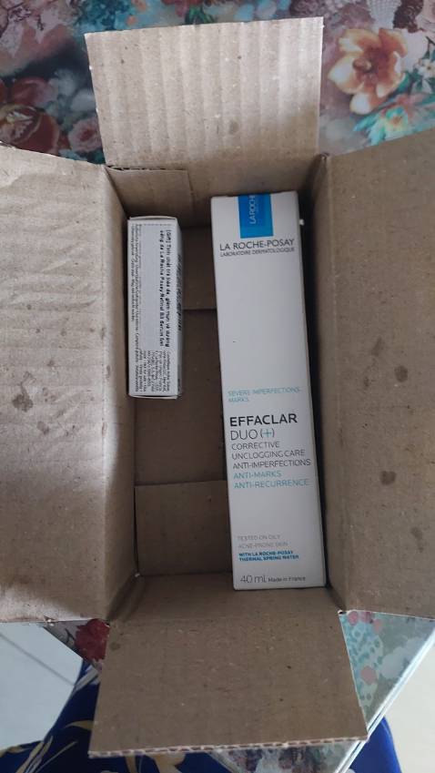 Rất là *** khách hàng. Mua hàng 1 EFFACLAR DUO 444k rõ ràng trong hình đính kèm theo có tặng 1 sữa rửa mặt và phim thấm dầu + tuyp nhỏ RETINOL B3 nhưng khi nhận hàng ko thấy sửa rửa mặt với thấm dầu đâu. Nếu ko có thì làm ơn đừng ghép hình vô để *** khách, trong khi mua 1 lọ EFFACLAR DUO ở HASAKI chỉ 378k, còn rẻ hơn nhiều.