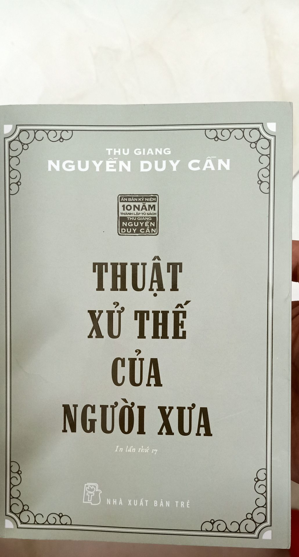 Hay , sâu sắc , biết được nhiều cách ứng xử , và phát hiện ra bản thân vẫn còn kém hiểu biết , nông cạn , làm sai mà ko biết mình làm sai...đúng là đọc những gì liên quan đến người xưa, cổ nhân , vĩ nhân...sẽ giác ngộ được nhiều điều. Tìm thêm nhiều cuốn tương tự đọc nữa mới được