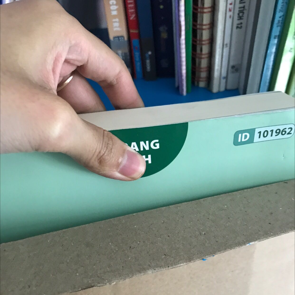 Má bữa phản hồi sách bụi với kh có chống sốc các kiểu rồi mà giờ lại như v luôn :))) mất công giới thiệu cho ngta mua shop này. Bụi v mà còn k thèm bọc gì luôn, ngta mua sách về mà cảm giác bụi bặm v thì vui gì nổi nữa 🙂 bữa mình đánh 4 sao vào inbox cho mã giảm 10k từ đơn 0đ các kiểu tới lúc ib lại xin thì k rep :))) hảo shop