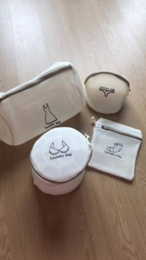 Hàng đẹp và chất lượng lắm nha, hình ảnh trên bề mặt là thêu, vải dày dặn 2 lớp, thiết kế phù hợp với từng loại quần áo khác nhau, đường may chắc chắn cẩn thận, có cả phần chun giấu khoá kéo tránh tuột khoá và dây treo để dễ phơi nữa. Giá rẻ, ship nhanh, nên mua nha các bạn.