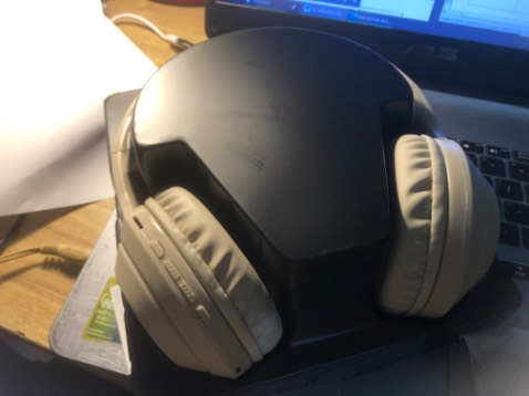 Giao hàng nhanh. Gói hàng cẩn thận.
Tai nghe bắt bluetooth laptop và điện thoại tốt. Đầy đủ phụ kiện sạc và đầu kết nối. Nên mua