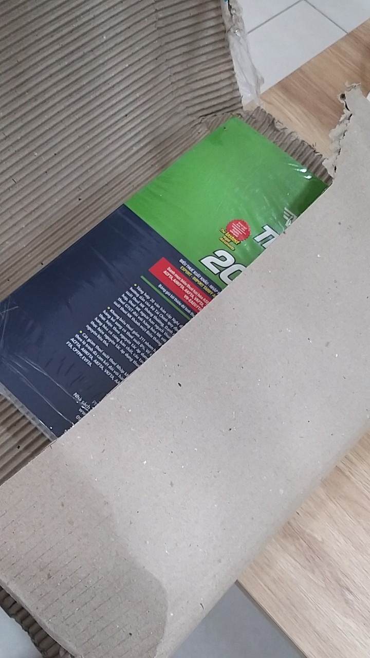 Đã rất lâu không có sử dụng APP TIKI để mua hàng.
Hôm qua làm biếng đi lùng quyển Thuế 2021 nên đặt mua trên TIKI cho tiện.
Sau bao lâu không đặt lại, TIKI vẫn làm mình HÀI LÒNG vì xử lý đơn hàng quá nhanh. Trưa nay đã nhận được hàng.
Tuy nhiên, giao hàng nhanh không thể đánh đồng với chất lượng đóng gói bao bì tệ được.
Mình quá THẤT VỌNG vì cách đóng gói của TIKI.
Mình nhận được gói hàng mà còn không rõ mình đang nhận cái gì nữa.
TIKI tăng giá vận chuyển, tăng giá sản phẩm hơn so với trước đây... thì đồng nghĩa chất lượng phải tốt, đằng này chất lượng dịch vụ lại tỷ lệ nghịch?
Quyển sách 602K, phí ship 2K tới LONG AN (ồh, sẽ có nhiều bạn nói là quá rẻ). 
NHƯNG mình không cần rẻ mà gói hàng của mình thê thảm thế này?!!!!
*Không bàn về nội dung sách do chưa kiểm tra (chỉ có chụp lại kích thước sách so với năm 2019 cho các bạn cùng ngành được rõ)