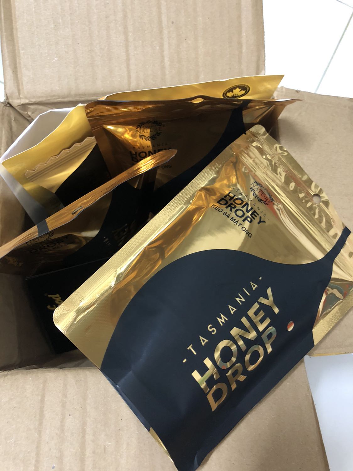 Đã mua lần thứ 2, lần nào cũng được tặng kẹo gừng. Cám ơn shop.
Kẹo sả mật ong không ngọt gắt. Tinh dầu sả thơm nồng thông mũi nhưng không quá cay hay đắng. Nên mua ạ. Ngon.