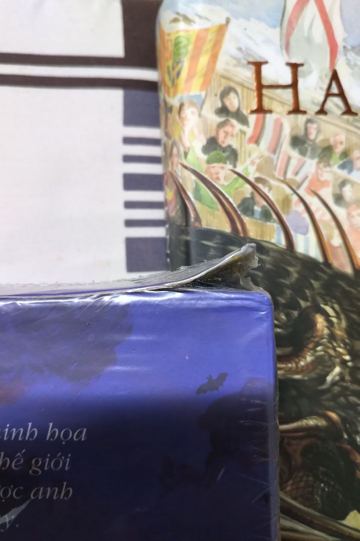 Tôi mua 4 tập (từ 1 đến 4) trong cùng 1 đơn, nhận cùng một ngày, đóng gói trong cùng 1 thùng hàng, đều là phiên bản đặc biệt in màu. Tập 3 tôi nhận được hàng với hộp bên ngoài bị tróc gấy lên, mặc dù còn màng co bên ngoài.