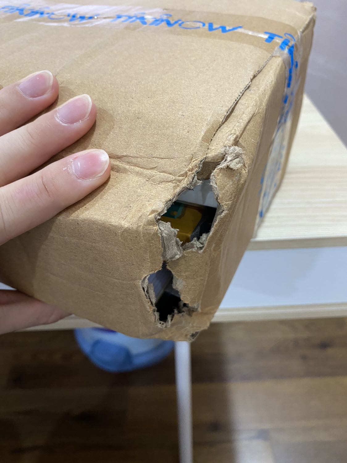 Giao hàng trễ hẹn đúng 1 tuần. Nhận được hàng thì đúng là cái thùng nát. Goodbye tiki!