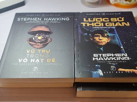 Bìa và giấy rất chất lượng, nội dung mình đánh giá cao. Nhưng dịch rất kì, nhiều khi đọc rất lú với cách dịch. Cái đoạn mình không highlight là 1 trong số đoạn đó. 

Ý là trong các chương sau, sẽ hé lộ nhiều những tiên đoán về thuyết lượng tử cần phải đưa ra ? Hay các chương trc đã tiên đoán khá nhiều về thuyết lượng tử rồi, nên chương sau sẽ đưa ra ??? (Mà các chương trước có đưa ra đâu ? Chỉ đang nói về lịch sử khi con ng phát hiện sự chuyển động của các ngôi sao quanh Trái Đất thôi).

Còn nữa, xa là khoảng cách - bao lâu là thời gian. Ý là 1 thời điểm chưa đc lâu trong quá khứ. Thì lại dịch "Chưa thật sự xa trong quá khứ + với câu ở phía trc nữa?". Nó tối nghĩa vô cùng 😭, cho dù có ngàn năm, triệu năm ánh sáng thì 2 đại lượng khác nhau mà 😢😢. 

Dịch không mượt tí nào.