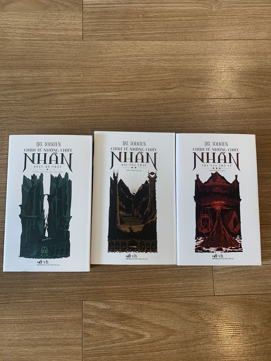 Giao hàng đúng hẹn. Hàng đóng gói tốt. Hài lòng. Chất liệu giấy ổn. Đóng gói ko bị cong méo góc sách. Bìa đẹp. Ưng ý.