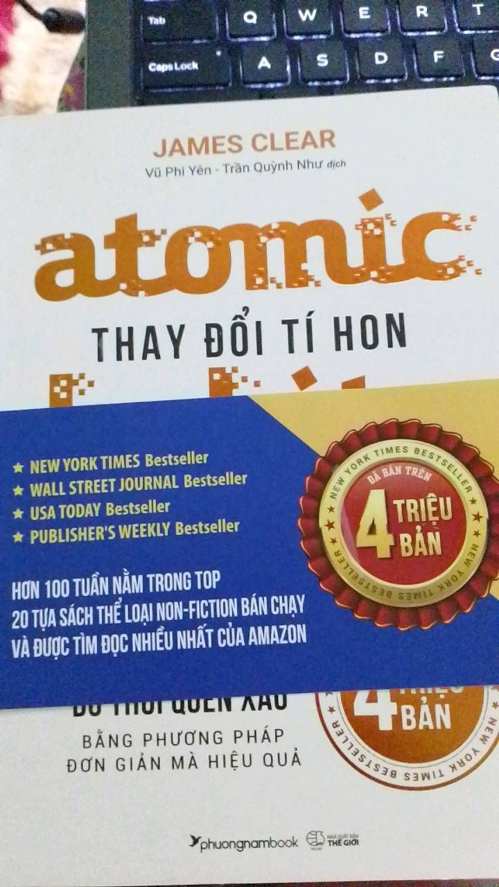 trong ba hôm, mình vừa đọc, vừa tô, vừa viết lại những phương pháp hiệu quả của quyển sách giới thiệu. 
đây là quyển sách mình cảm thấy rất hay, mình từng đọc qua một ít bản tiếng anh vì lúc đó nó chưa xuất bản thành tiếng việt. Sau khi mình tìm thấy bản dịch tiếng Việt thì lại lần nữa lập tức mua và cũng tô vẽ ghi chép như từng làm. Thật ra sau khi đọc xong bản tiếng việt mình có hiểu hơn một chút. Nhưng đúng là có những từ không có hiệu ứng thích hợp bằng tiếng việt để mô tả nó về mặt ngữ nghĩa. 
+ đối với chất lượng: mk nhận sách trong tình trạng nguyên vẹn, nhưng không may bị thiếu mất bookmark... nhưng vấn đề này mình có thể bỏ qua. 
+ về giao hàng và đóng gói: sách đóng gói khá chắc chắn, giao hàng thì chắc chắn không nhanh như bình thường ròi. nhưng đối với mình không vấn đề gì, quan trọng là nội dung nó truyền tải thế nào thôi. 
cảm ơn tiki nhé!