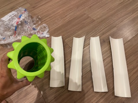 Sơ suất của tôi là không kiểm tra khi nhận hàng. Và khi lên nhà mở ra thì thế này. Gá mãi không được. Mà không có ống cứng bên trong thì con lăn mất tác dụng. Phải làm sao đây???