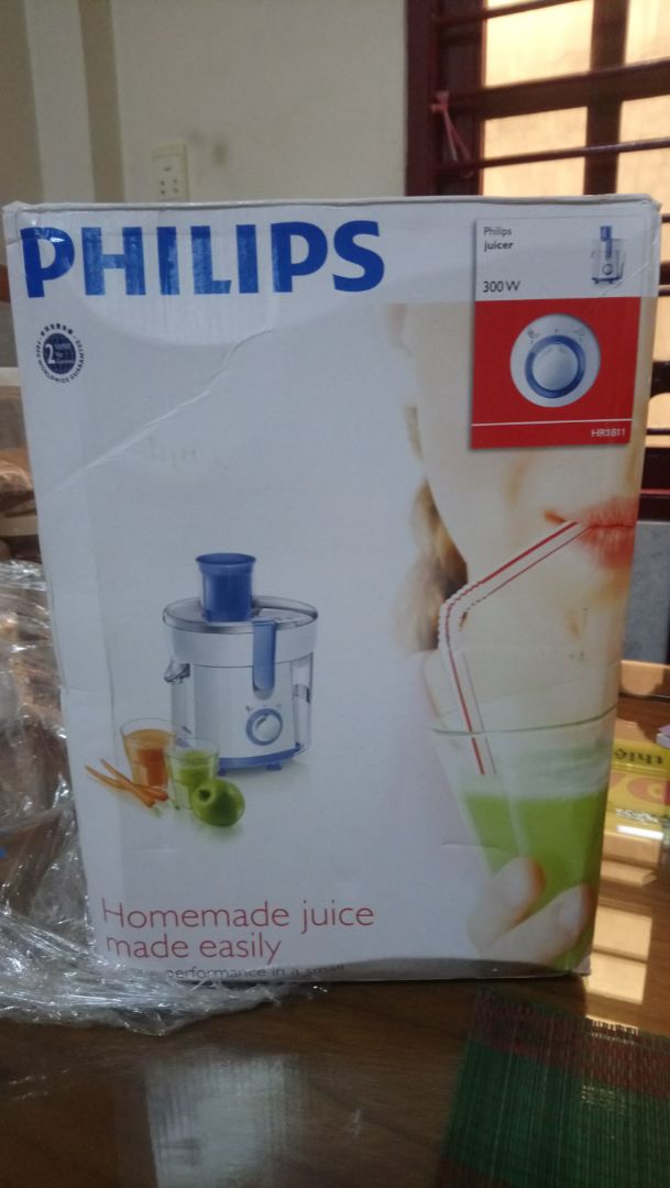 Hộp hơi móp xí nhưng bên trong máy vẫn ok, mình cắm thử để ép mấy múi bưởi thì được 1 ly nhỏ như hình, bã thì còn hơi ướt, mà ko sao lấy cái ray chắc ra thêm được xíu nước, với giá tiền vậy thì mình nghĩ gia đình xài cũng ổn rồi.
Máy kêu không quá lớn, có 2 nút dành cho trái cây rau củ mềm và trái cây rau củ cứng hơn. Gỡ ra rửa cũng dễ. Màu trắng xanh thì nên lau chùi cất kỹ sợ mau bụi dơ.
