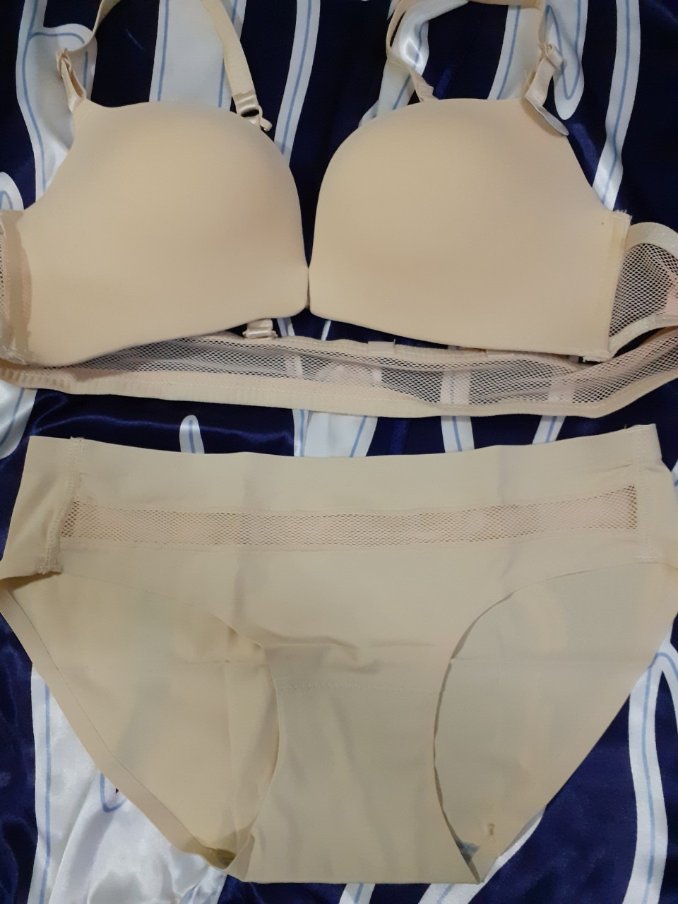 hàng đẹp, giao hàng nhanh, áo và quần vừa in. Khuy cài trước rất tiên lợi, giá rẻ mà đẹp, chúc shop buôn may bán đắt,