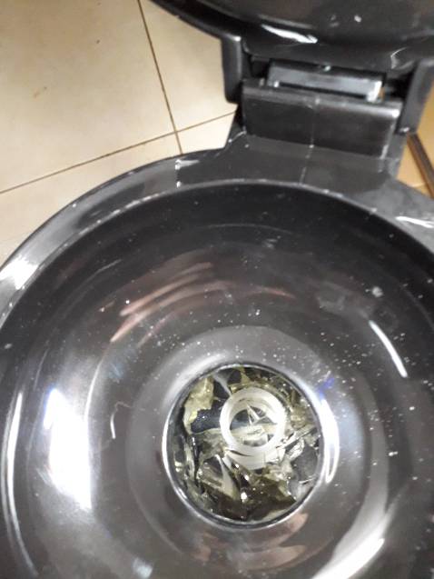 Không lẽ đánh giá 1 sao thì kỳ. Tôi nhận hàng vỏ phích bị móp bên ngoài, ruột phích vỡ vụn bên trong. Quá trình thu hồi cực kỳ rắc rối, khách hàng không thể chủ động biết được quá trình diễn ra thế nào. Gửi yêu cầu lần 1 chỉ nhận được xác nhận thu hồi kèm mã thu hồi. Phải gửi yêu cầu lần 2 mới biết được mã vận đơn thu hồi, lại gặp phải shipper "chơi" nhá máy buổi tối xong delay từ 19/10/2021 đến nay. Mệt mỏi...