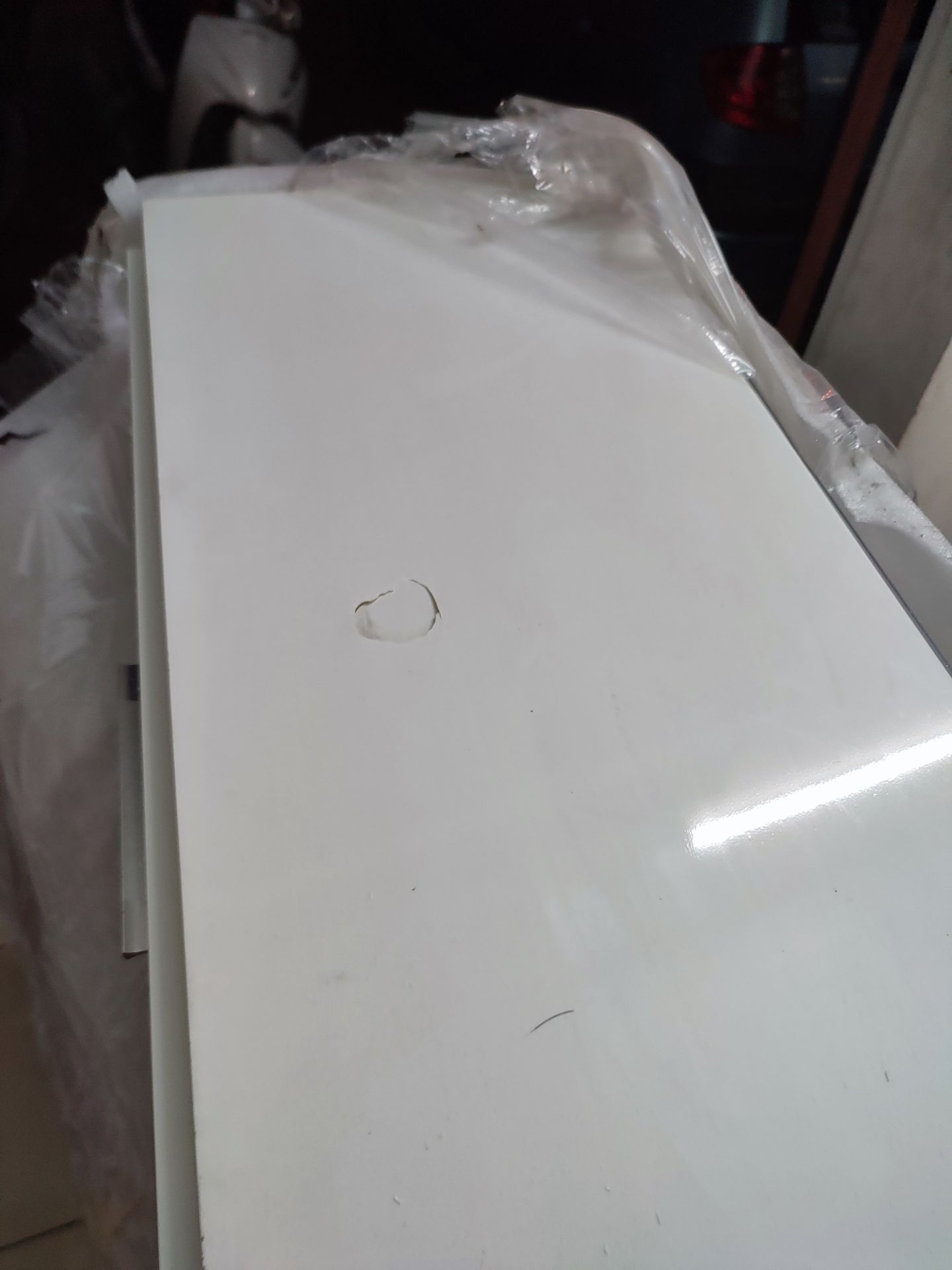 tôi không đồng ý mua chiếc tủ này hàng cũ vết vỡ khá lậu rôi