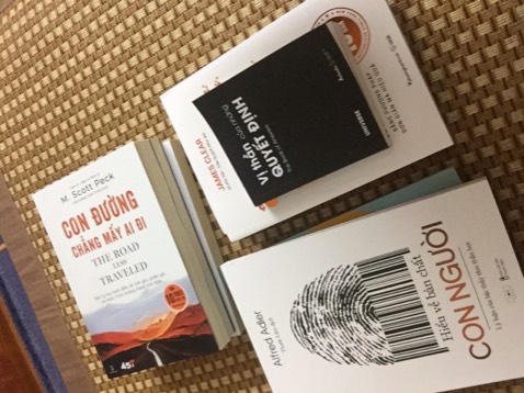 Đây là một trong 5 cuốn sách tôi mới mua ngay sau khi bão Yagi vừa tràn qua thủ đô hôm qua, nhằm mục đích tìm lại bản thân ngày nào còn chăm chỉ siêng năng yêu đời, muốn bản thân tốt hơn chứ mấy nay rầu ruột quá, vì thấy bản thân kém quá với có tuổi rồi mà lại chưa có người yêu, tôi thấy review sách này hay lắm với tâm linh lắm nên mua ngay không do dự, tuy mùi sách mới không thơm bằng những quyển kia nhưng mà sách nhỏ nhắn nhìn rất yêu, sách mua về không bị rách hay có vấn đề gì là yên tâm rồi, may mà shop đóng hàng cẩn thận nên những quyển sách tôi mua đều bình an vô sự nên tôi cho 5 sao luôn yipeeee!
Review về cuốn sách thì sau khi dùng tôi chưa thấy tâm linh lắm vì lúc mở sách cứ nói đâu đâu ấy chắc do tôi chưa biết cách sử dụng :’< Nhưng thi thoảng cũng thấy hợp lý tí ^^